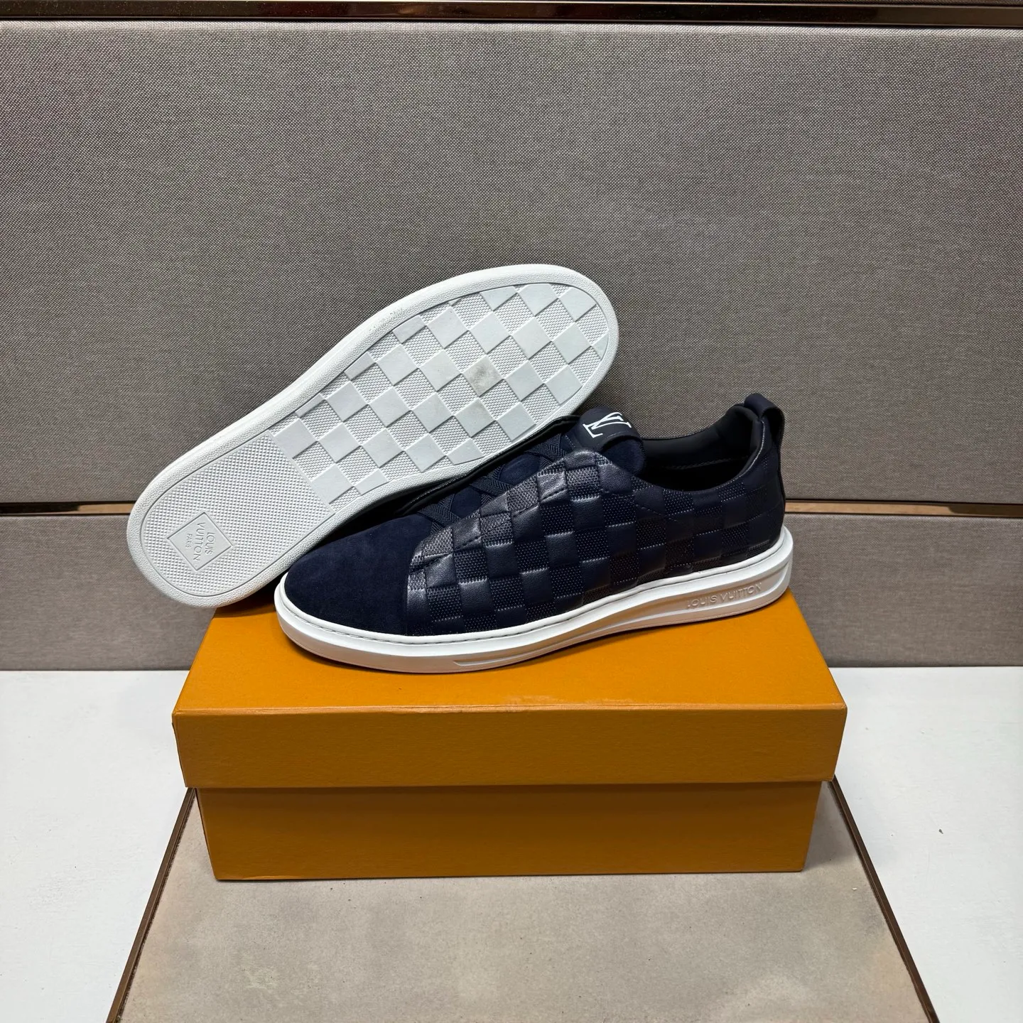 ⬛️Men's shoes 💰p442【LV～】Men's casual shoes 2025z cabinet sales simultaneously 🔶Size: 38-44#️⃣ 🔷2 colors🔜The upper is made of multi-material splicing➕Genuine leather lining, comfortable and breathable, sole: original comfortable and wear-resistant outsole, ⚠️Real shot📱Photographed🎬The real thing is better📢📢📢